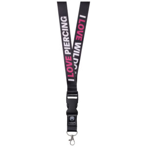 Lanyard negro con texto I LOVE PIERCING en blanco y rosa, gancho de metal