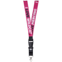 Llavero largo rosa con clip negro y texto 'I LOVE WILDCAT' y 'I LOVE PIERCING' sobre fondo blanco