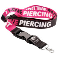 Lanyard rosa y negro de Wildcat con la inscripción 'I LOVE PIERCING' y clip de metal