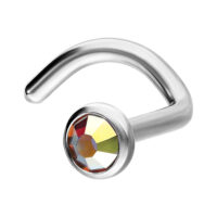 Piercing de nariz plateado con cristal Aurora Boreale Piercing de nariz plateado con cristal Aurora Boreale facetado sobre fondo blanco