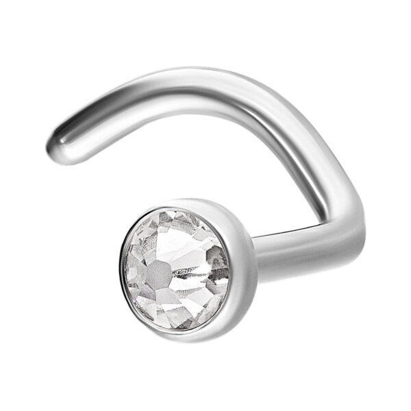 Piercing de nariz plateado con cristal redondo y transparente sobre fondo blanco