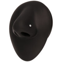 Modelo de cabeza negra con piercing de nariz y cristal transparente sobre fondo blanco