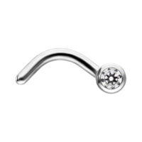Piercing de nariz plateado con cristal transparente sobre fondo blanco