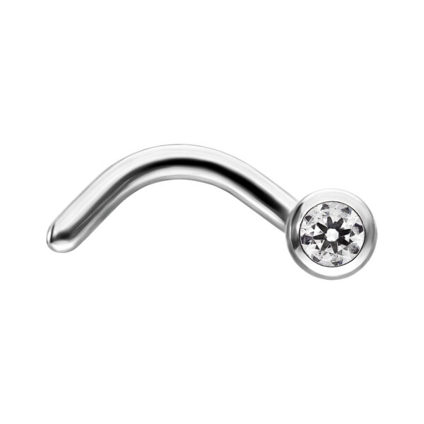 Piercing de nariz plateado con cristal transparente sobre fondo blanco