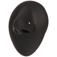 Piercing de nariz negro con piedra transparente sobre fondo blanco