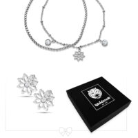 Collar y pendientes Floralis plateados frente a caja Wildcat negra