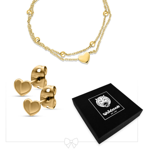 Conjunto de joyas dorado con colgante de corazón y pendientes sobre fondo blanco