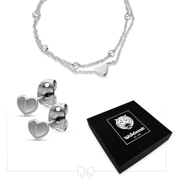 Pulsera de corazón plateada con doble cadena y pendientes de corazón junto a una caja de regalo negra