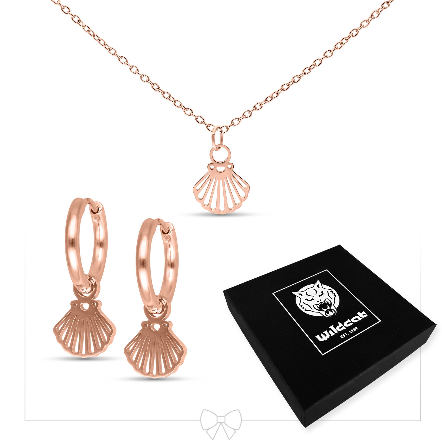 Conjunto de joyas en oro rosa con colgante de concha y pendientes sobre fondo blanco