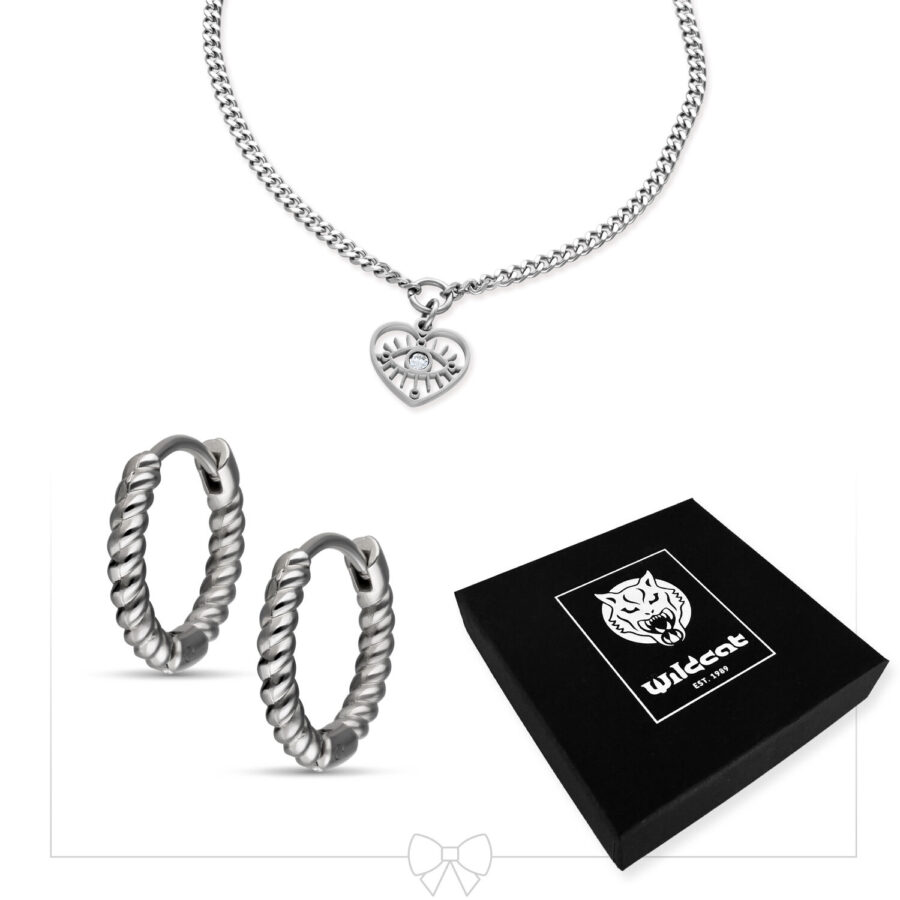 Pulsera de plata con colgante de corazón y un par de aros retorcidos, embalaje negro de Wildcat