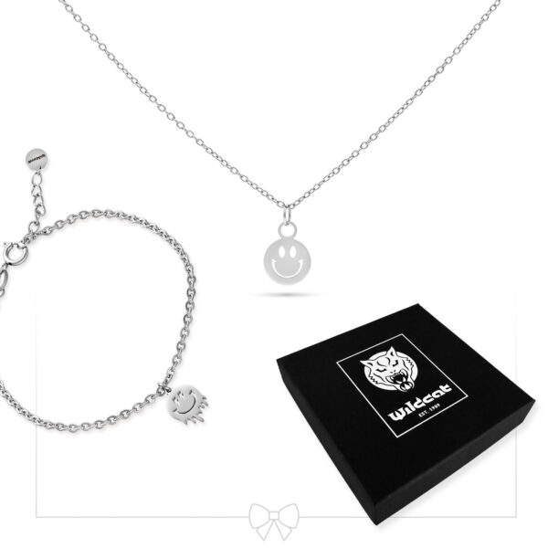 Pulsera y collar de plata con Smiley en caja de regalo sobre fondo blanco
