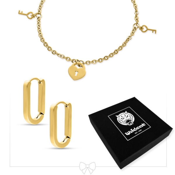 Pulsera dorada con motivos de llave y candado y pendientes dorados, junto a una caja negra de Wildcat