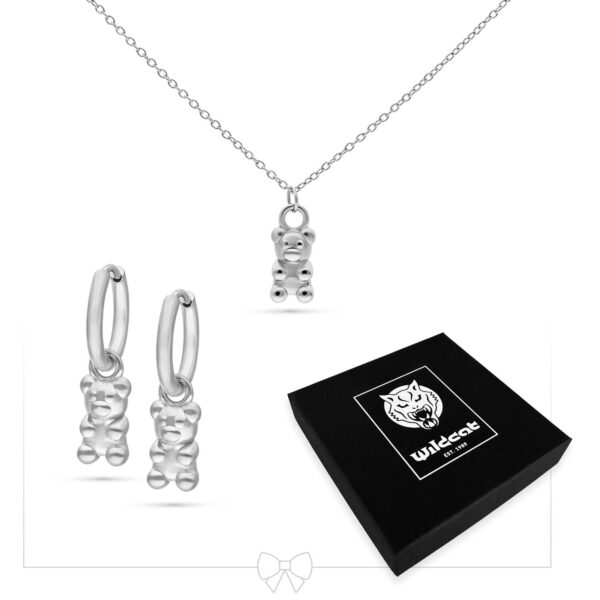 Collar plateado con colgante de osito de goma y aros a juego, caja de regalo negra de fondo