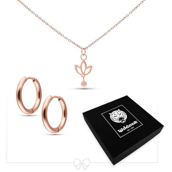 Collar de oro rosa con colgante y aros sobre fondo blanco