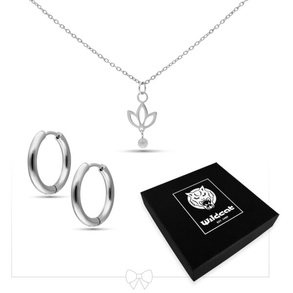 Set de collar de lirio plateado y aros sobre fondo blanco con embalaje negro de Wildcat