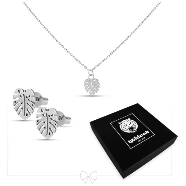 Conjunto de joyas plateado Monstera con collar y pendientes sobre fondo blanco