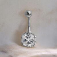 Piercing Bananabell de Titanio Cristalino Piercing Bananabell plateado con cristal cuadrado sobre fondo marmoleado