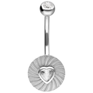 Banana de plata con cristal en forma de corazón y diseño acanalado sobre fondo blanco