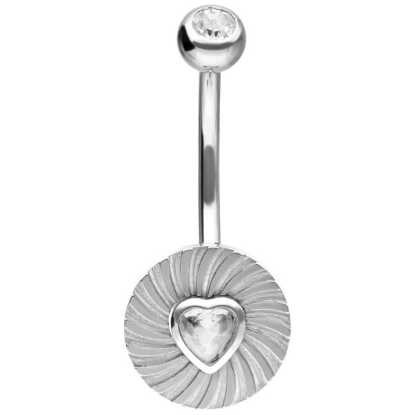 Banana de plata con cristal en forma de corazón y diseño acanalado sobre fondo blanco