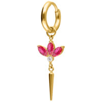 Pendientes dorados con cristal rojo Pendiente dorado con colgante de cristal rojo y punta sobre fondo blanco