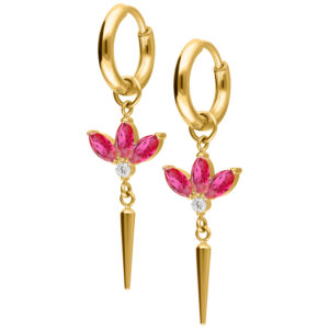 Aros dorados con flores de cristal rojo y colgante puntiagudo, sobre fondo blanco