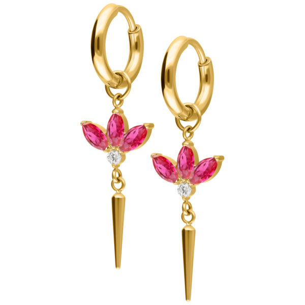 Aros dorados con flores de cristal rojo y colgante puntiagudo, sobre fondo blanco