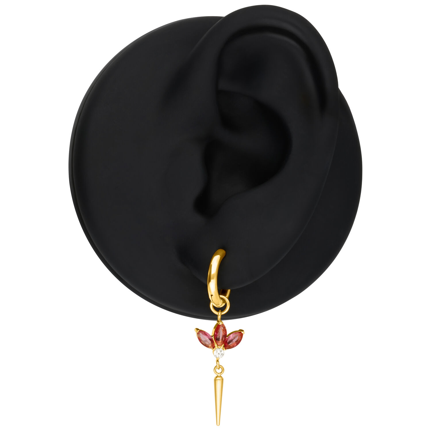 Pendientes dorados con cristales rojos Pendiente dorado con cristales rojos en un modelo de oreja negra