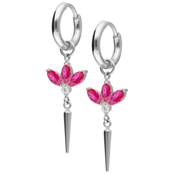 Aros de plata con flores de cristal rojo y colgantes puntiagudos sobre fondo blanco