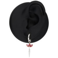 Pendiente de plata con cristales rojos en un modelo de oreja negra