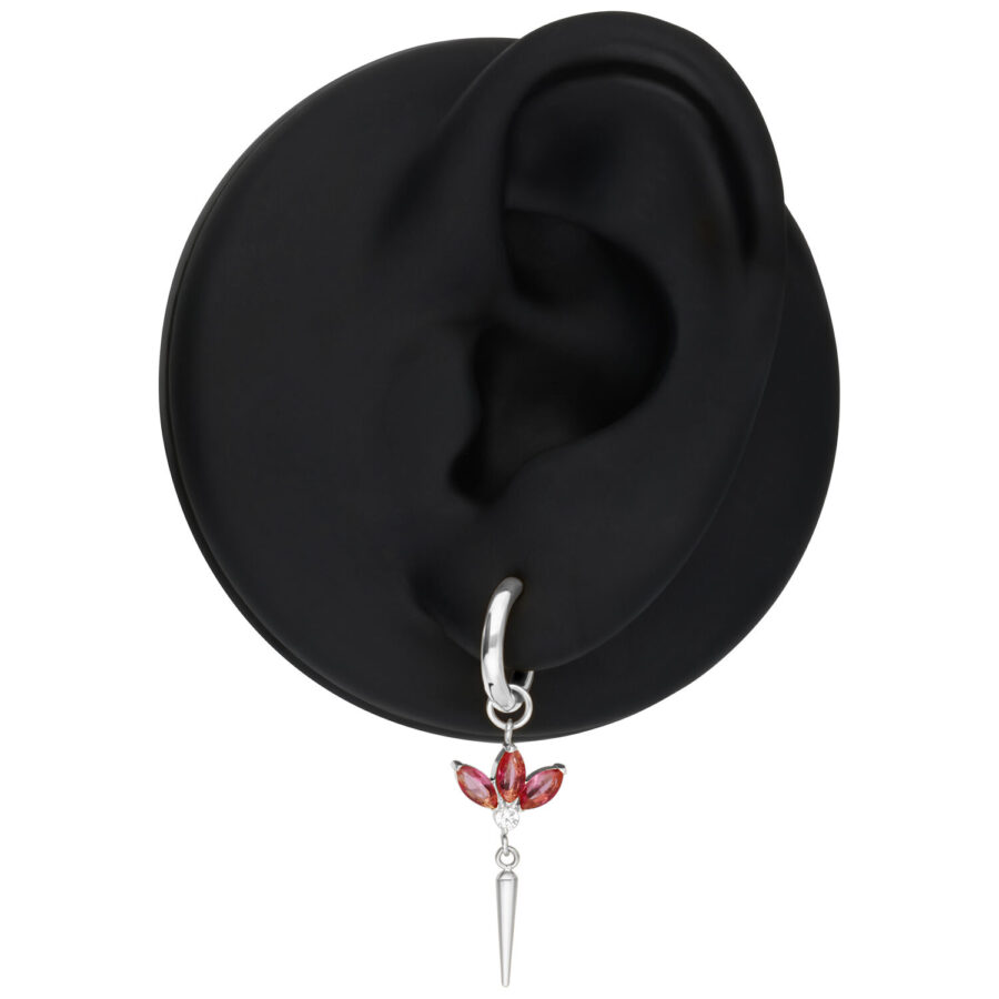 Pendiente de plata con cristales rojos en un modelo de oreja negra