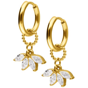 Aros dorados con colgantes de abanico de cristal brillante sobre fondo blanco