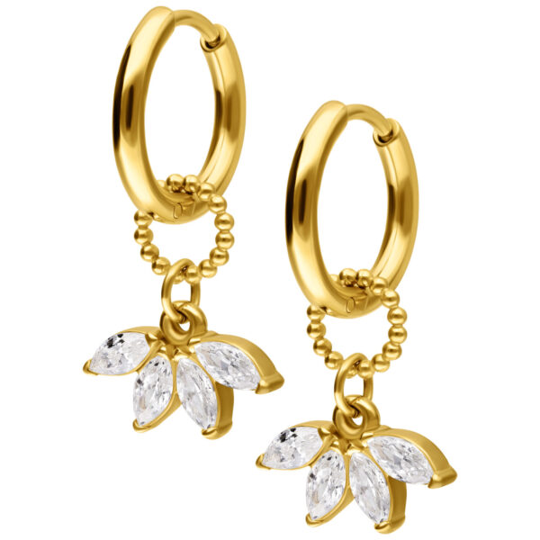 Aros dorados con colgantes de abanico de cristal brillante sobre fondo blanco