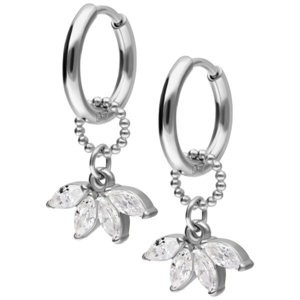 Aros de plata con colgante de cristal en forma de hoja, sobre fondo blanco