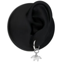 Pendientes plateados con colgante de cristal claro, presentados en un modelo de oreja negra