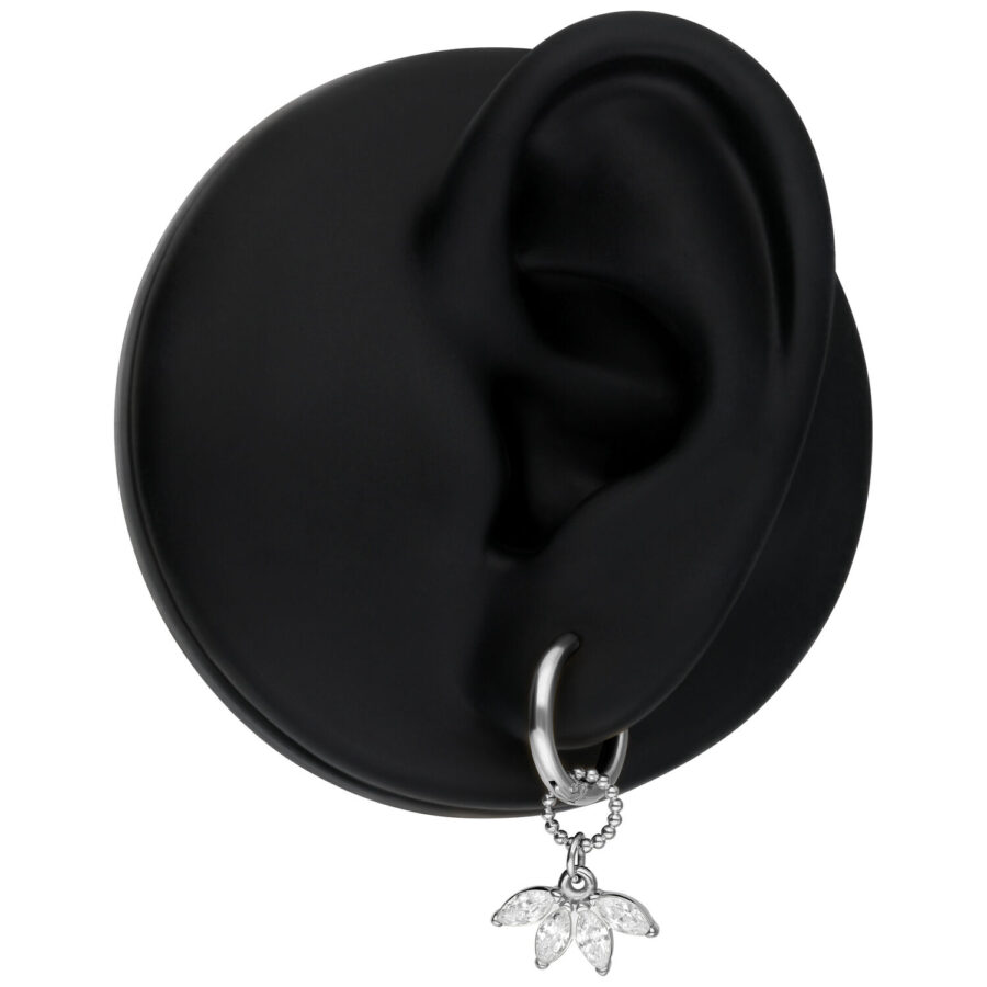 Pendientes plateados con colgante de cristal claro, presentados en un modelo de oreja negra
