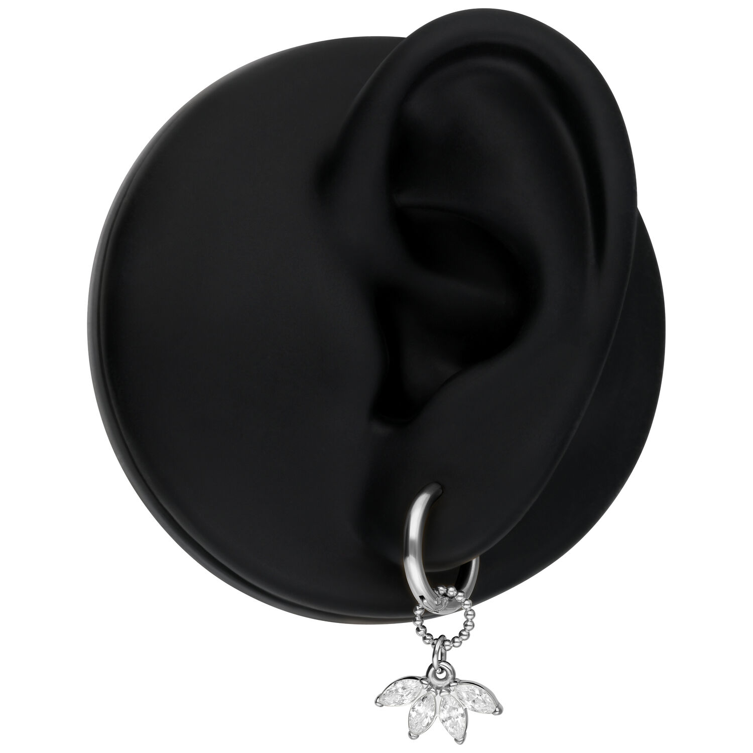 Pendientes plateados con colgante de cristal claro, presentados en un modelo de oreja negra