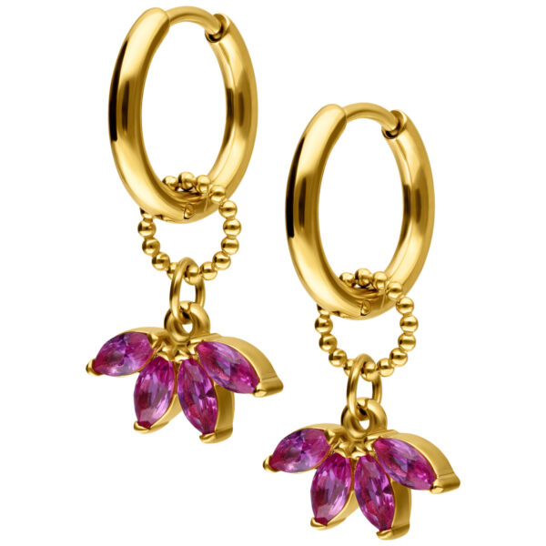 Aros dorados con colgantes de cristal rosa, sobre fondo blanco