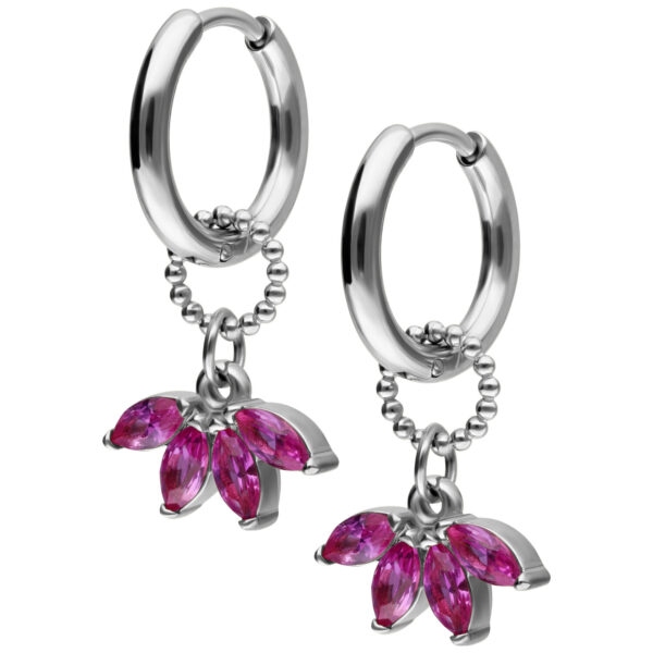 Aros de plata con colgantes de flores de cristal rosa, sobre fondo blanco