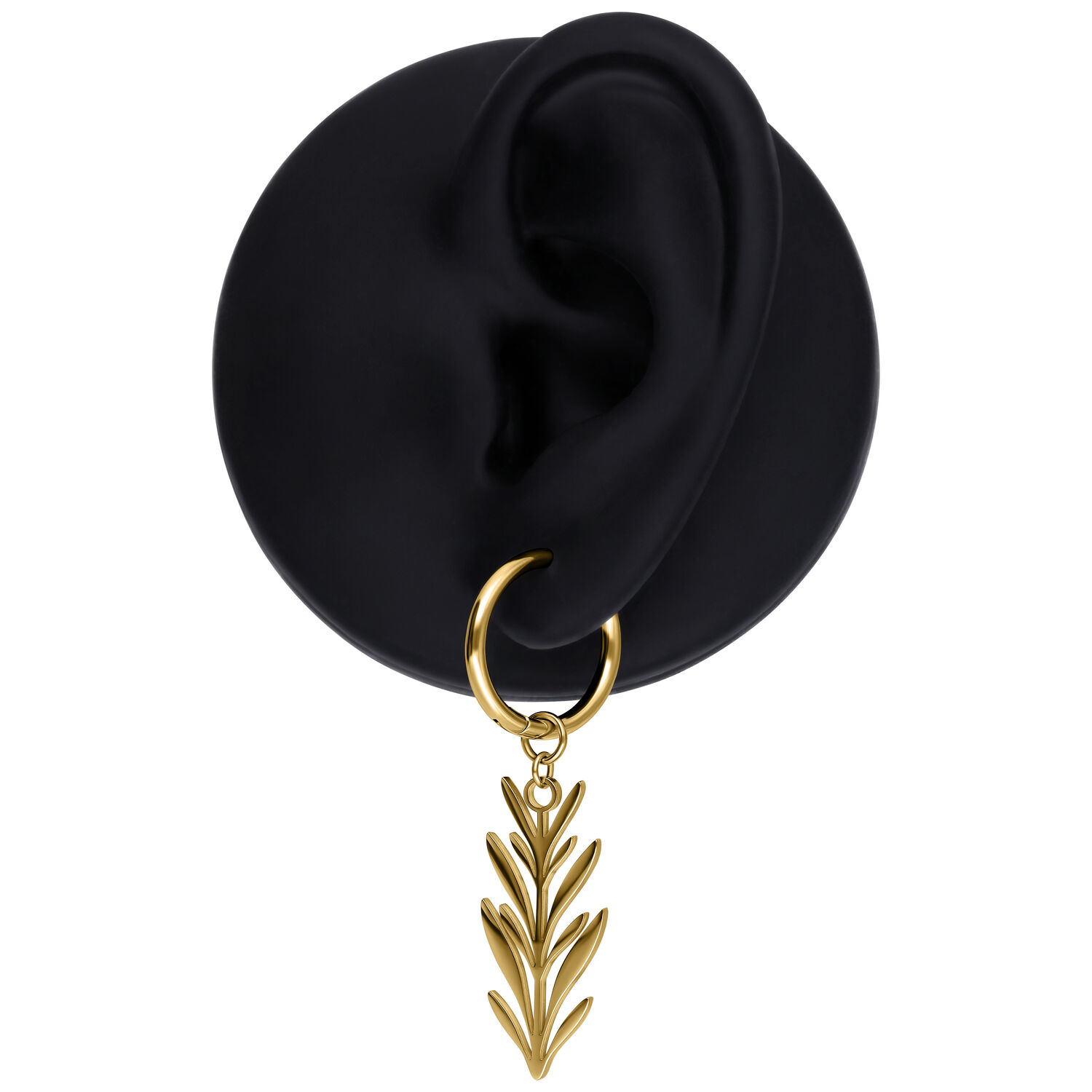 Pendientes dorados con colgante de hoja Modelo de oreja negra con pendiente dorado en forma de hoja sobre fondo blanco
