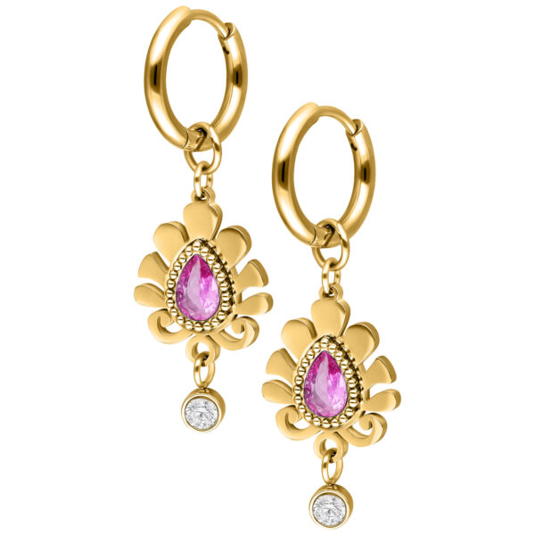 Pendientes dorados con piedra rosa en forma de gota y colgante de circonitas sobre fondo blanco
