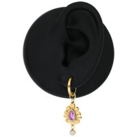 Pendiente dorado con cristal rosa Pendiente dorado con cristal rosa en un modelo de oreja negra