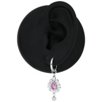 Pendiente de plata con colgante de cristal rosa en un modelo de oreja negra