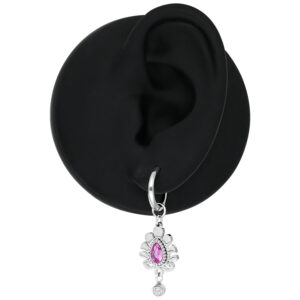 Pendiente de plata con colgante de cristal rosa en un modelo de oreja negra