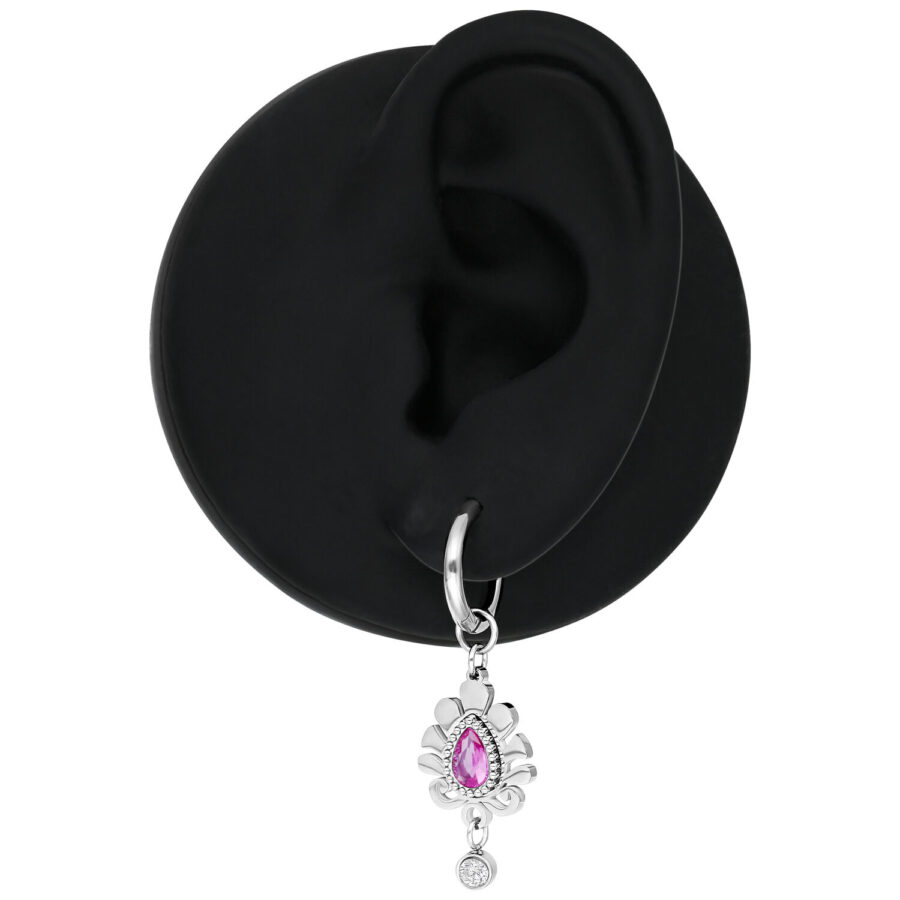 Pendiente de plata con colgante de cristal rosa en un modelo de oreja negra