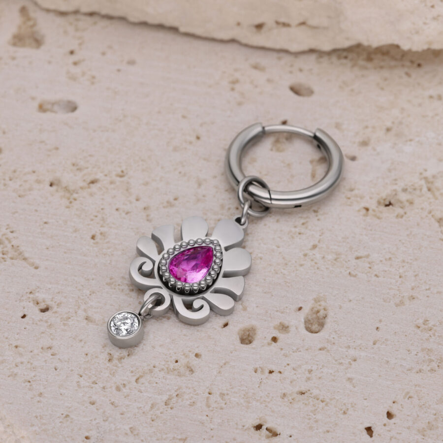 Aro de plata con colgante rosa en forma de gota sobre piedra beige