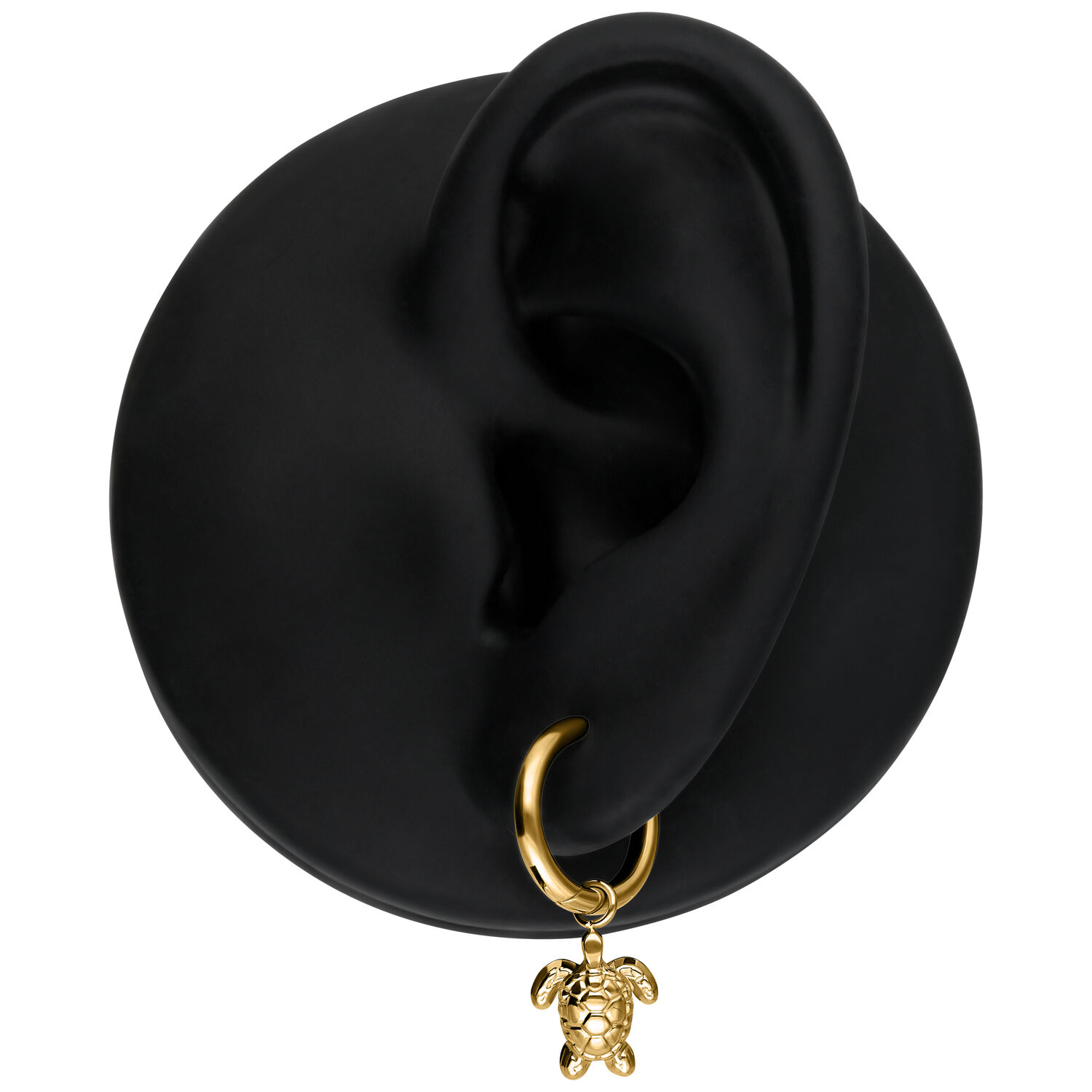 Modelo de oreja negra con pendiente dorado y colgante de tortuga