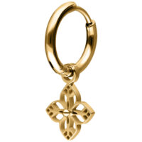 Pendiente dorado con ornamento floral Pendiente de aro dorado con colgante floral sobre fondo blanco