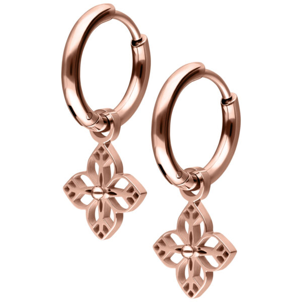 Aros de oro rosa con colgante floral, aislados
