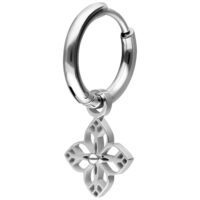 Aro de plata de acero inoxidable con colgante floral sobre fondo blanco