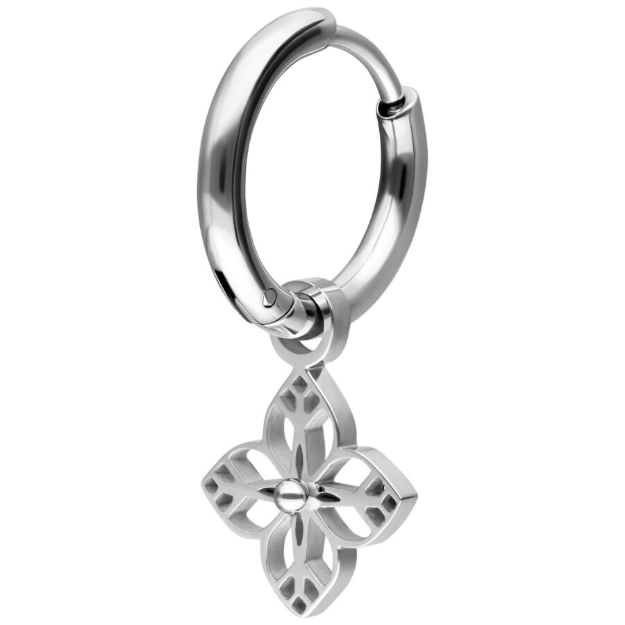 Aro de plata de acero inoxidable con colgante floral sobre fondo blanco